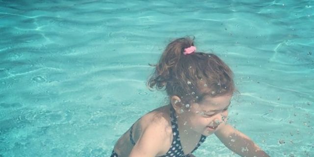 La photo qui BUZZ et divise le web !! Cette petite fille est-elle : SOUS l’eau ou HORS de l’eau ?