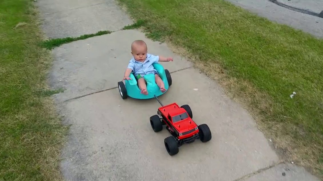 L’astuce du jour, promener bébé sur une voiture radio commandée