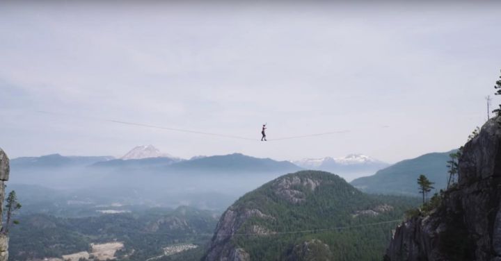 Le record du monde incroyable de slackline