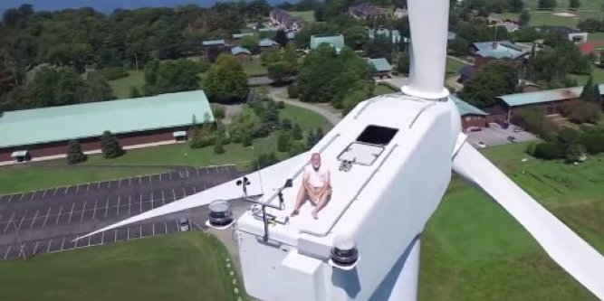 Petite bronzette sur une éolienne