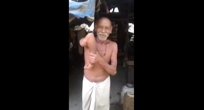 L&rsquo;homme avec un bras en mode élastique