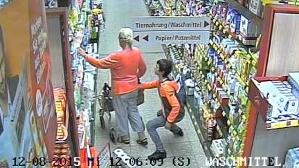 La technique d’un pickpocket dans un supermarché