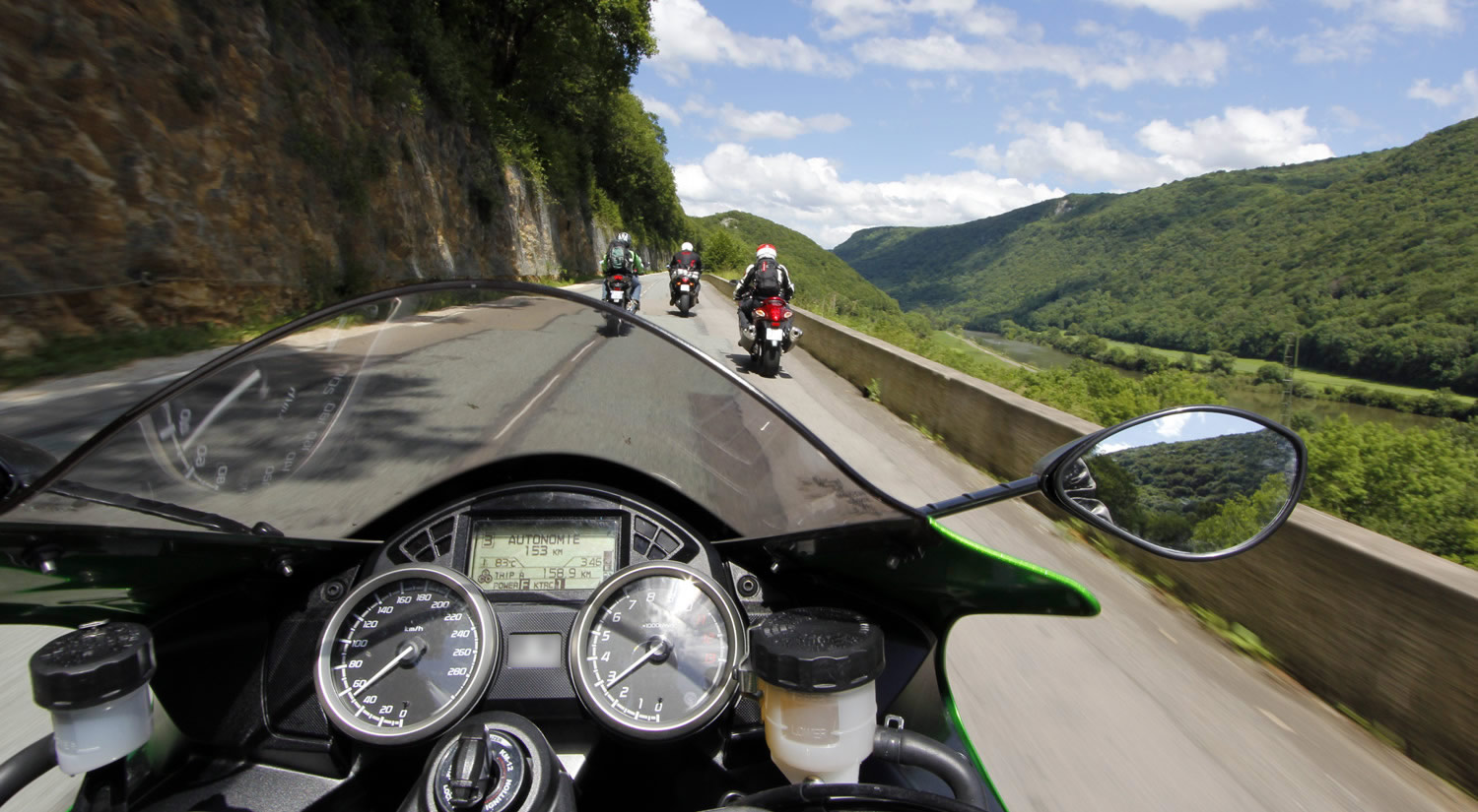 Petite balade en moto sur une route de montagne