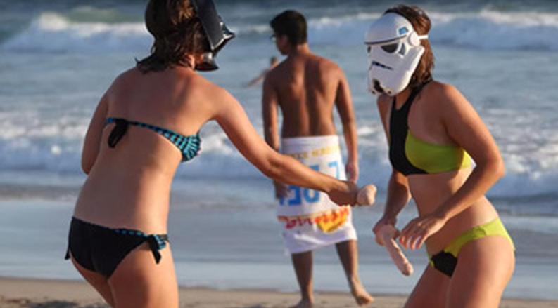 Des filles les yeux bandées se battent avec des godemichets sur la plage…