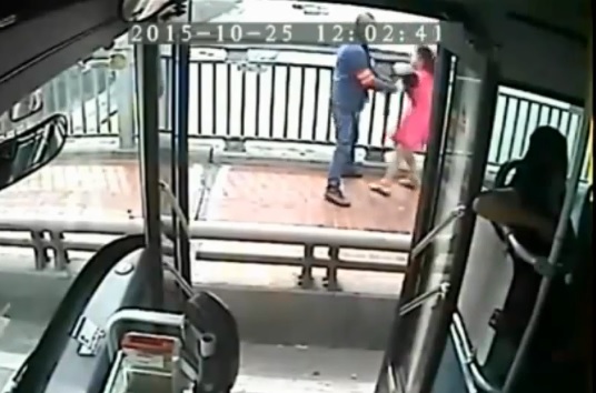 Le conducteur d&rsquo;un autobus sauve une femme qui souhaite sauter d&rsquo;un pont en Chine