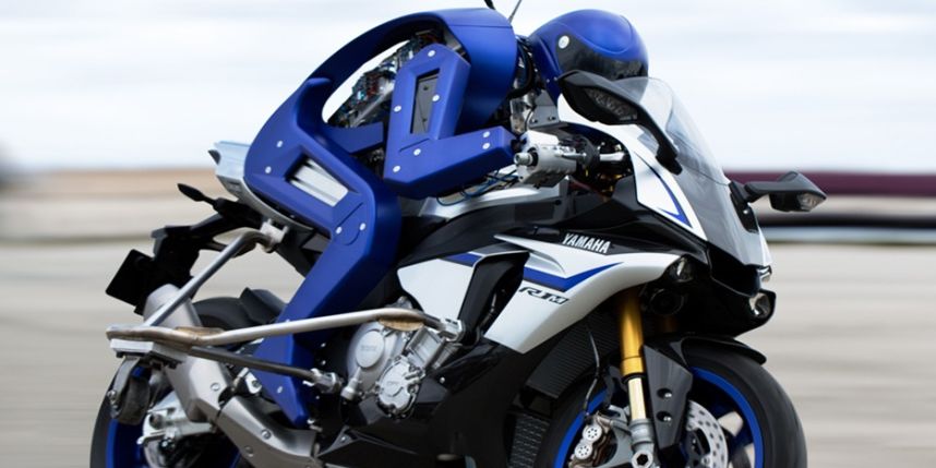 Un robot humanoïde motard
