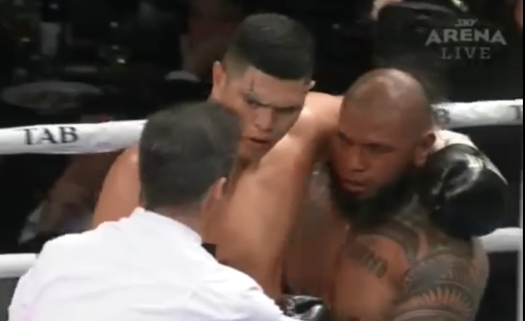 Un boxeur supplie l&rsquo;arbitre de stopper le combat