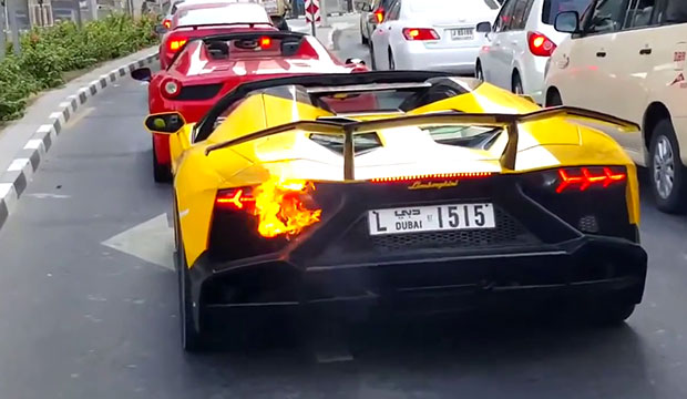 Régis crame sa Lamborghini de 400 000 euros à Dubaï