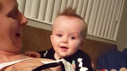 Quand un bébé joue avec les seins de sa maman