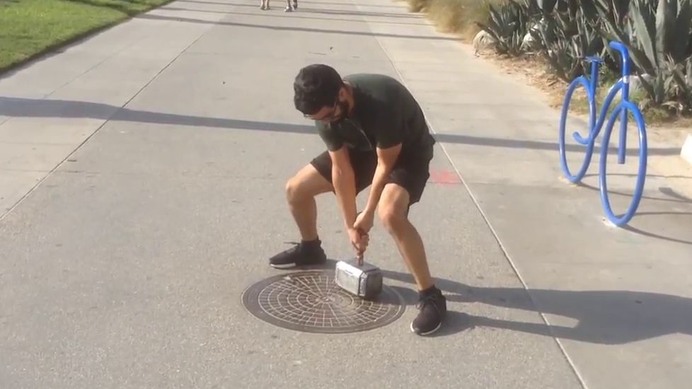 Le marteau de Thor existe en vrai !! Et le soulever est impossible…