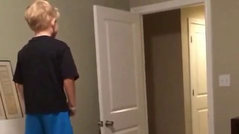 C’est l’histoire d’un enfant, d’un ballon de gym et d’un mur…