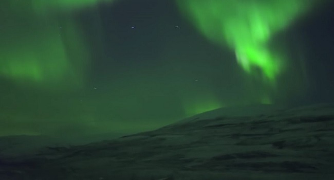 Spectacle magnifique et surréaliste d&rsquo;aurores boréales