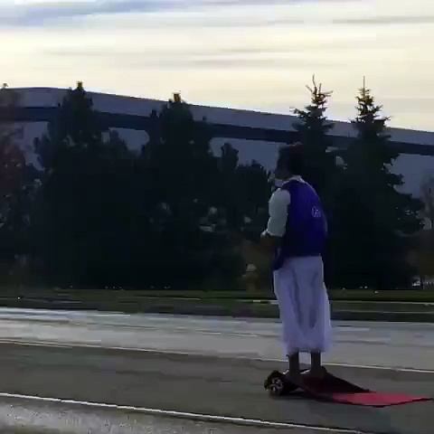 Attention, nous avons retrouvé Aladin avec son tapis…