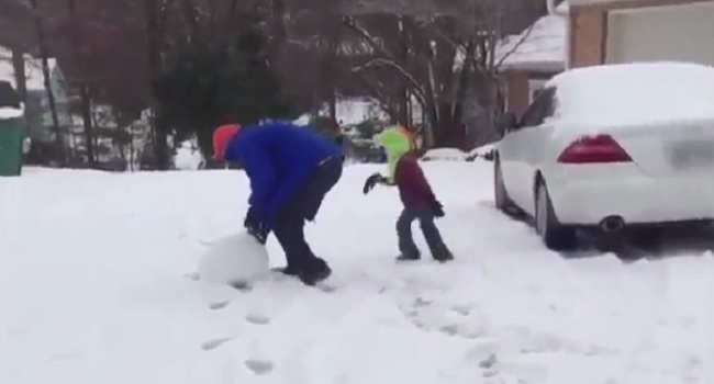 Quand papa lance une boule de neige à son enfant…