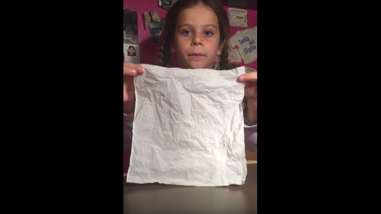 Une petite fille réalise un tour de magie ?!? Surprenant…