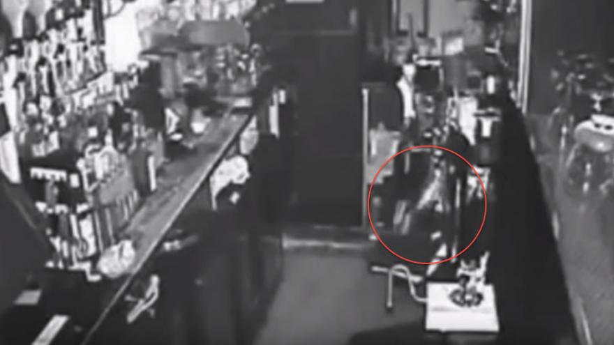 Un fantôme renverse des verres dans un bar en Angleterre