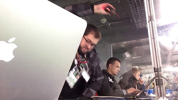 Un journaliste de foot s’excite fortement sur sa souris de bureau…