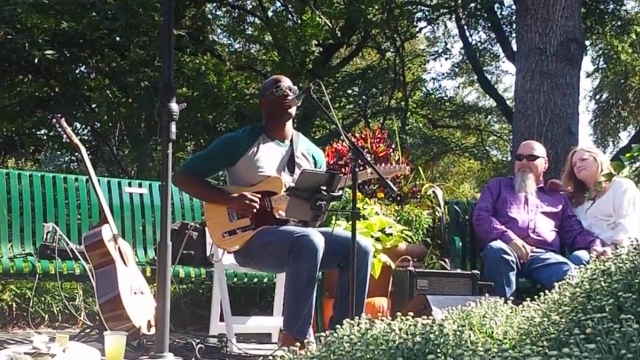 Reprise de la chanson « Shake It Off » par Joel Cross