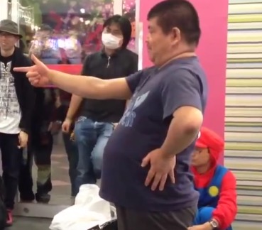 Ce Japonais au ventre bedonnant est un pro à Dance Évolution Arcade…