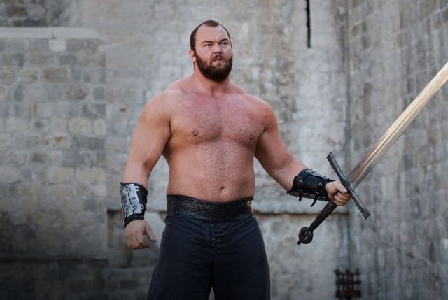 L&rsquo;homme le plus fort du monde lance un fût de 15 kg à 7 mètres de hauteur !