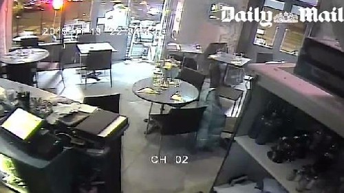 Attentats de Paris : les images de vidéosurveillance d&rsquo;un restaurant dévoilées