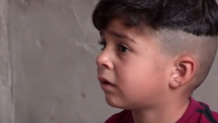 Un enfant pleure pour voir une vidéo de décapitation