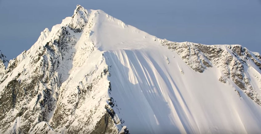 Incroyable, un skieur survit après une chute de 500 mètres !!
