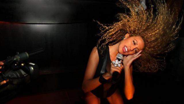 Afida Turner pose presque nue et insulte les terroristes