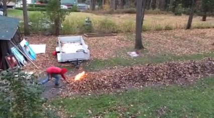 La technique spectaculaire des Canadiens pour brûler des feuilles mortes