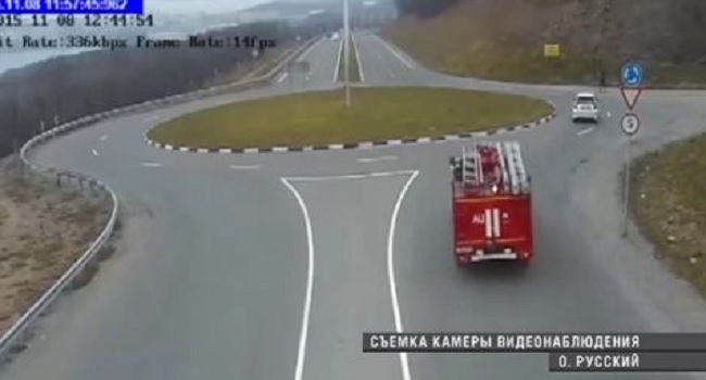 La technique curieuse de pompiers Russes pour prendre un rond point !