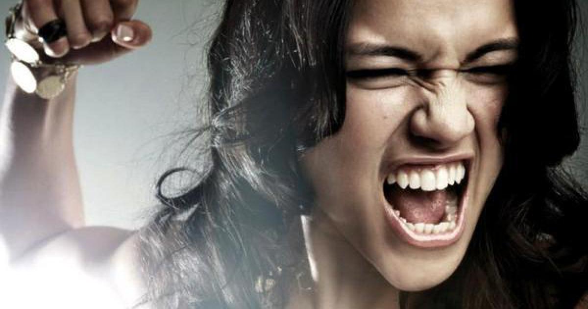 Une femme trompée détruit la voiture de son mari