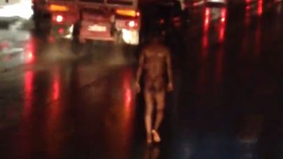 Un homme nu marche sur l’autoroute A15