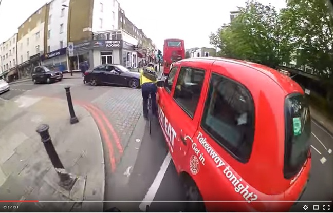 La vidéo d&rsquo;un accident divise le web !! Entre le cycliste et le taxi qui est en tort ?