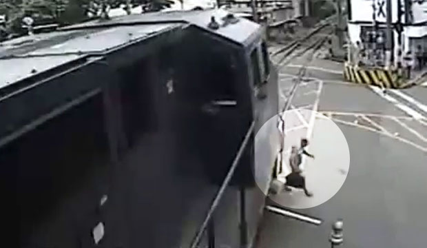 Le papi le moins stressé du monde se fout même de l&rsquo;arrivée d&rsquo;un train !