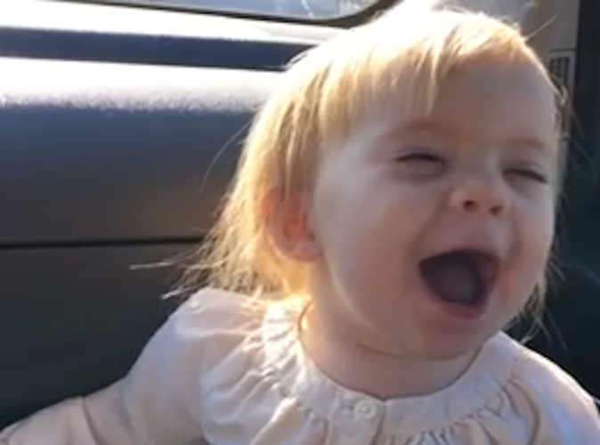 A 2 ans, elle se moque déjà de la chanteuse Adèle !