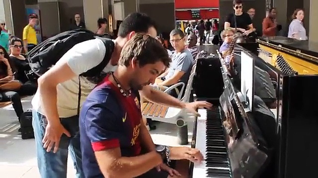 Deux voyageurs jouent du piano à la gare d’Austerlitz