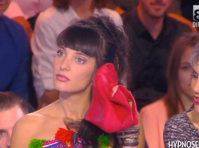 Erika Moulet confond son téléphone et sa chaussure