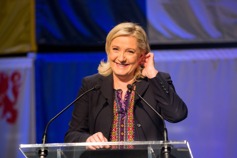 Photos trash de Daech : Marine Le Pen dérape lourdement sur Twitter !!