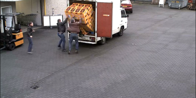 Deux boulets déchargent des caisses de bière