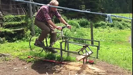 Invention géniale : le vélo à scier du bois !!
