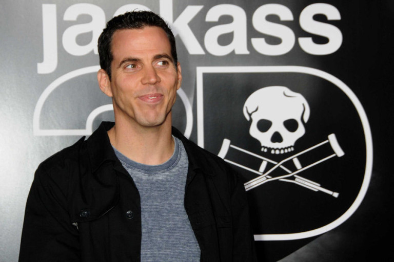 L’ancien « Jackass » Steve-O fait un backflip enflammé…