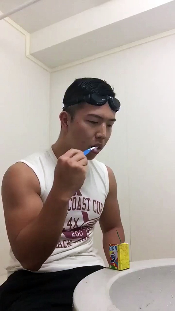 La technique spéciale d&rsquo;un Japonais pour se laver les dents