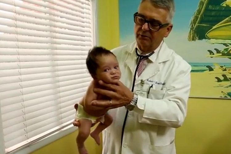 Un pédiatre dévoile une technique simple pour calmer un bébé qui pleure