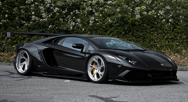 Un riverain en colère jette une pierre sur une Lamborghini !!