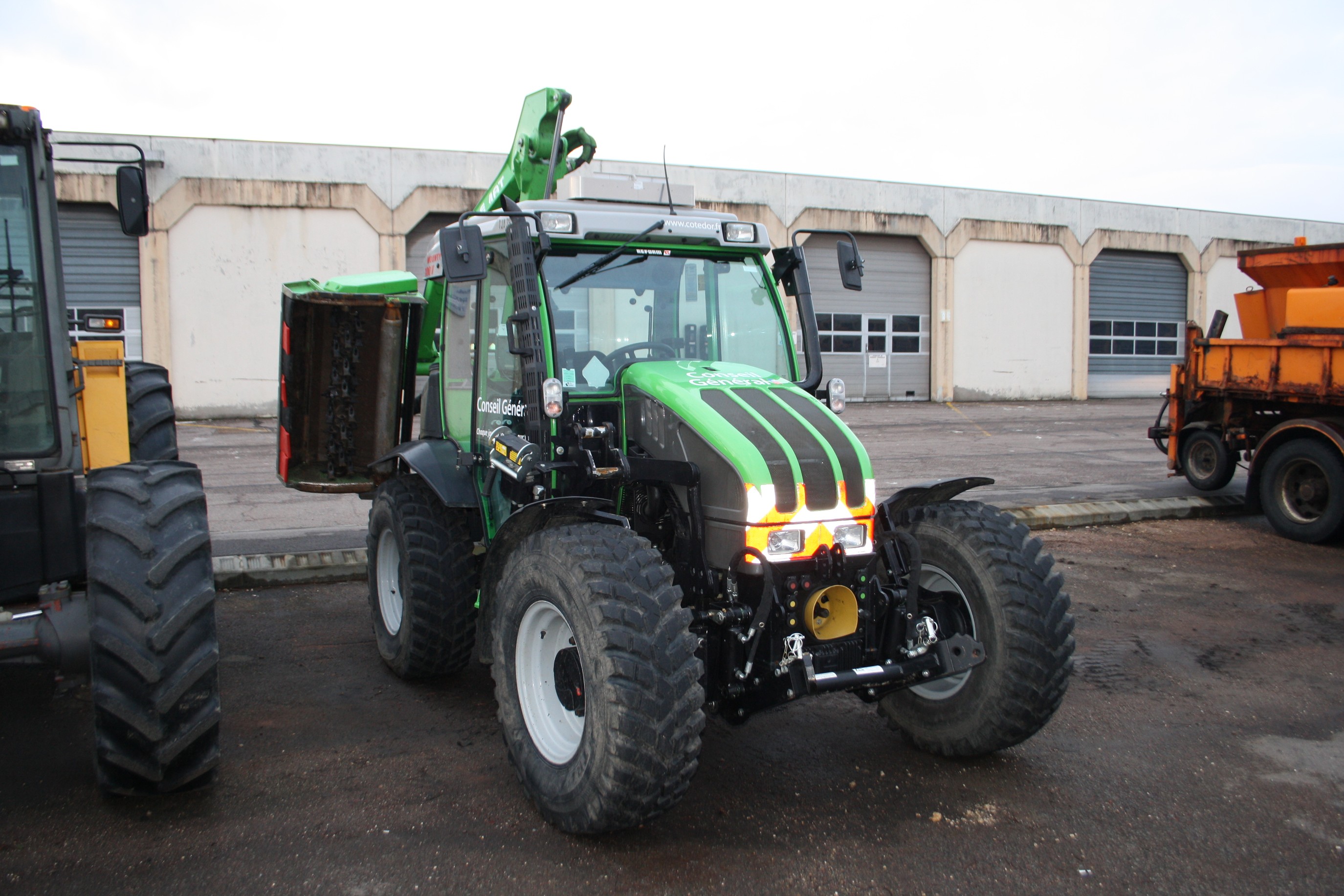 Stupéfiant : cette automobiliste se fait doubler par le tracteur le plus rapide du monde !!