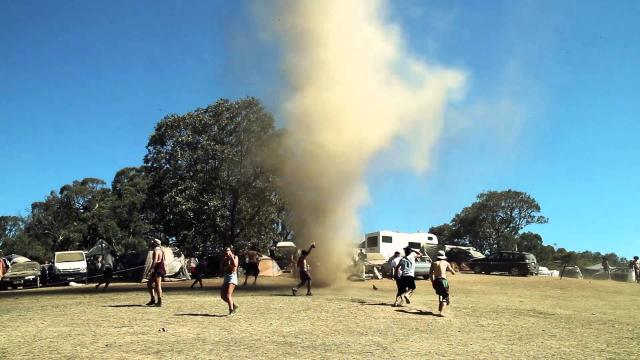 En Australie, des festivaliers se jettent dans une tornade !