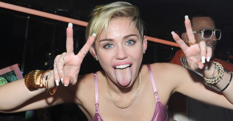 Miley Cyrus dérape encore sur scène et choque même ses fans !