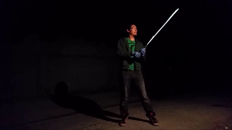 Le sabre laser enflammé existe, la preuve en vidéo !!