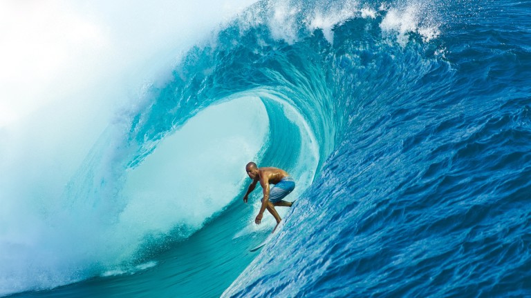 Le surfeur Kelly Slater teste une vague artificielle énorme !!