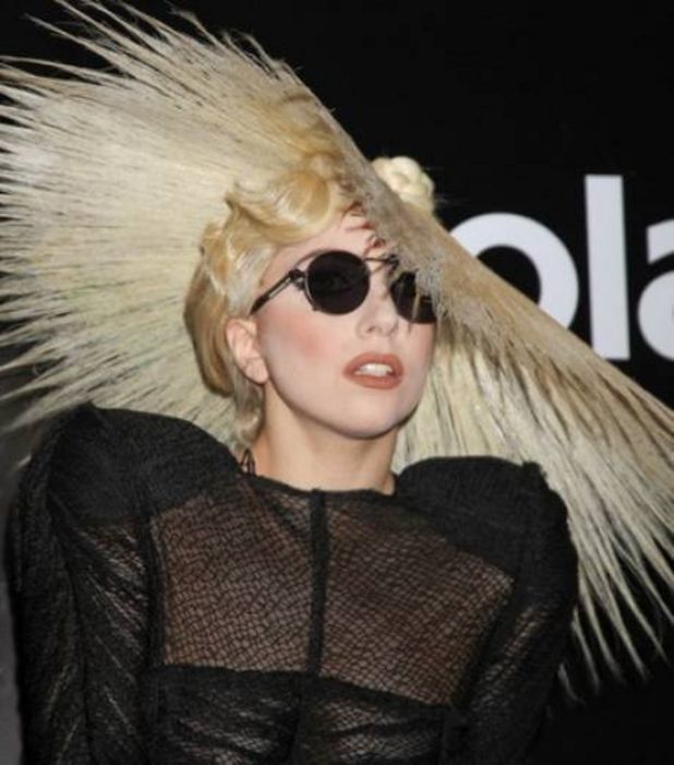 Faire une coiffure en forme de chapeau…